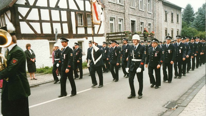 Wie beim Festumzug zum 100-jhrigen Jubilum der Feuerwehr Selters im Jahr 1989 werden die Feuerwehren wieder durch die Selterser Straen ziehen. Fotos: FFW Selters